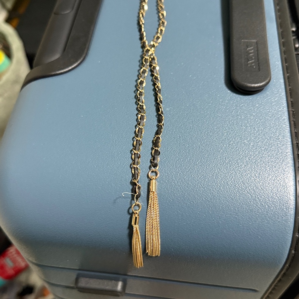 NWT BCBG  Elegant Black and Gold Chain lasso necklace